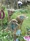 ein paar Keramikfiguren in einem Garten