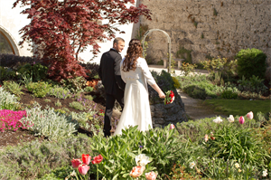 Braut und Bräutigam bei Schloss Seeburg